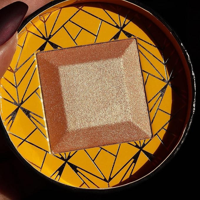 Juvia's Place Highlighter Heroine Glow I - Highlighter Powder, Baked Highlighter, Shimmer Highlighter Makeup, Long-Wearing & Illuminating Cheek Highlighter - Suitable for all skin tones